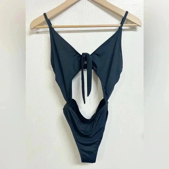 Fashion Nova Hermosa Beach Dreams One Piece Black Swimsuit Monokini Size M NWOT - Picture 2 of 7